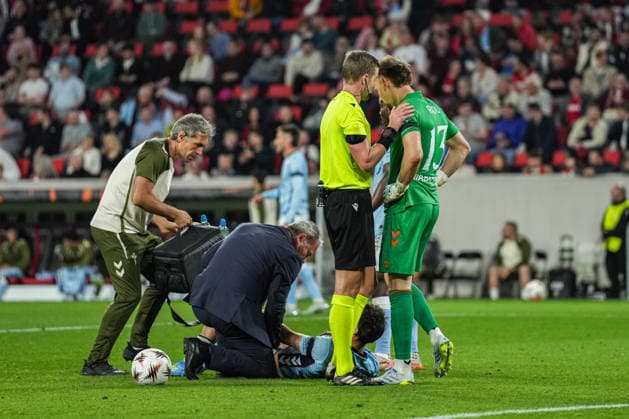 UEFA Europa League: SC Freiburg vs RC Celta Vigo, 09.04.2026 Glenn Nyberg (Schiedsrichter) der mit IonuÈ› Radu (RC Celta Vigo, 13) spricht UEFA Europa League: SC Freiburg vs RC Celta Vigo, Europa-Park-Stadion, 09.04.2026 Copyright: xBEAUTIFULxSPORTS Boscox