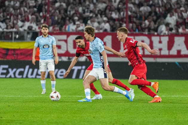 UEFA Europa League: SC Freiburg vs RC Celta Vigo, 09.04.2026 Hugo Gonzalez (RC Celta Vigo, 30) der sich gegen Vincenzo Grifo (SC Freiburg, 32) und Philipp Lienhart (SC Freiburg, 3) durchsetzt UEFA Europa League: SC Freiburg vs RC Celta Vigo, Europa-Park-Stadion, 09.04.2026 Copyright: xBEAUTIFULxSPORTS Boscox