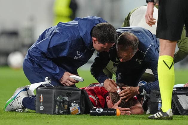 Deutschland: UEFA Europa League Viertelfinale Hinspiel 2025 26, SC Freiburg vs Celta Vigo - Europa-Park-Stadion, Freiburg im Breisgau: Philipp Treu (29 Freiburg) wird am Kopf behandelt *** Germany UEFA Europa League quarter-final first leg 2025 26, SC Freiburg vs Celta Vigo Europa Park Stadium, Freiburg im Breisgau Philipp Treu 29 Freiburg receives treatment to the head Copyright: xKjetilxWaberx