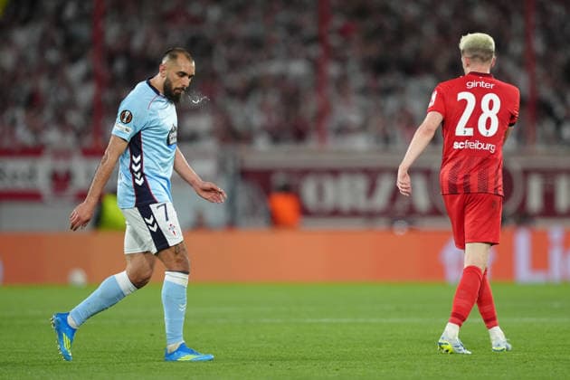 Deutschland: UEFA Europa League Viertelfinale Hinspiel 2025 26, SC Freiburg vs Celta Vigo - Europa-Park-Stadion, Freiburg im Breisgau: Borja Iglesias (7 Celta) spuckt aus Wut auf den Boden Copyright: xKjetilxWaberx
