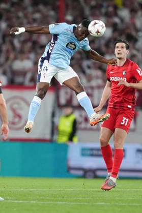 Deutschland: UEFA Europa League Viertelfinale Hinspiel 2025 26, SC Freiburg vs Celta Vigo - Europa-Park-Stadion, Freiburg im Breisgau: Joseph Aidoo (4 Celta) mit einem Kopfball Copyright: xKjetilxWaberx