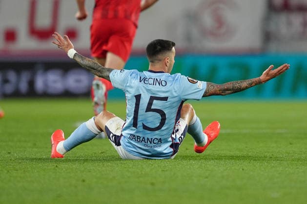 Deutschland: UEFA Europa League Viertelfinale Hinspiel 2025 26, SC Freiburg vs Celta Vigo - Europa-Park-Stadion, Freiburg im Breisgau: Matias Vecino (15 Celta) auf dem Boden Copyright: xKjetilxWaberx