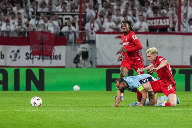 UEFA Europa League: SC Freiburg vs RC Celta Vigo, 09.04.2026 Zweikampf zwischen Matthias Ginter (SC Freiburg, 28) und Borja Iglesias (RC Celta Vigo, 7) UEFA Europa League: SC Freiburg vs RC Celta Vigo, Europa-Park-Stadion, 09.04.2026 Copyright: xBEAUTIFULxSPORTS Boscox