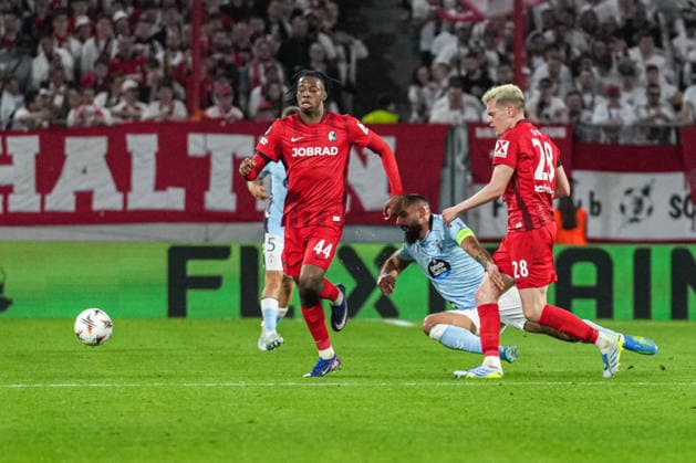 UEFA Europa League: SC Freiburg vs RC Celta Vigo, 09.04.2026 Zweikampf zwischen Matthias Ginter (SC Freiburg, 28) und Borja Iglesias (RC Celta Vigo, 7) UEFA Europa League: SC Freiburg vs RC Celta Vigo, Europa-Park-Stadion, 09.04.2026 Copyright: xBEAUTIFULxSPORTS Boscox