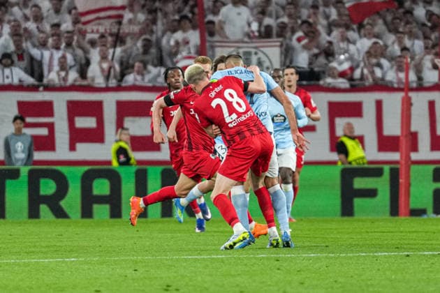 UEFA Europa League: SC Freiburg vs RC Celta Vigo, 09.04.2026 Zweikampf zwischen Matthias Ginter (SC Freiburg, 28) und Borja Iglesias (RC Celta Vigo, 7) UEFA Europa League: SC Freiburg vs RC Celta Vigo, Europa-Park-Stadion, 09.04.2026 Copyright: xBEAUTIFULxSPORTS Boscox