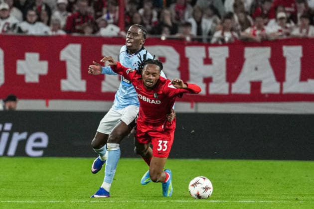 UEFA Europa League: SC Freiburg vs RC Celta Vigo, 09.04.2026 Zweikampf zwischen Jordy Makengo (SC Freiburg, 33) und Ilaix Moriba (RC Celta Vigo, 6) UEFA Europa League: SC Freiburg vs RC Celta Vigo, Europa-Park-Stadion, 09.04.2026 Copyright: xBEAUTIFULxSPORTS Boscox