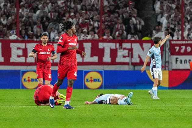 UEFA Europa League: SC Freiburg vs RC Celta Vigo, 09.04.2026 Matthias Ginter (SC Freiburg, 28) und Borja Iglesias (RC Celta Vigo, 7) die nach einem Zweikampf liegenbleiben UEFA Europa League: SC Freiburg vs RC Celta Vigo, Europa-Park-Stadion, 09.04.2026 Copyright: xBEAUTIFULxSPORTS Boscox