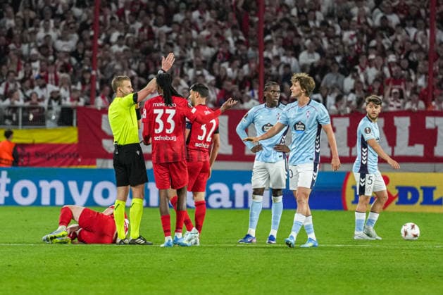 UEFA Europa League: SC Freiburg vs RC Celta Vigo, 09.04.2026 Glenn Nyberg (Schiedsrichter) der mit den Spielern spricht UEFA Europa League: SC Freiburg vs RC Celta Vigo, Europa-Park-Stadion, 09.04.2026 Copyright: xBEAUTIFULxSPORTS Boscox