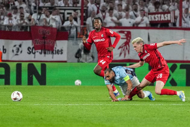 UEFA Europa League: SC Freiburg vs RC Celta Vigo, 09.04.2026 Zweikampf zwischen Matthias Ginter (SC Freiburg, 28) und Borja Iglesias (RC Celta Vigo, 7) UEFA Europa League: SC Freiburg vs RC Celta Vigo, Europa-Park-Stadion, 09.04.2026 Copyright: xBEAUTIFULxSPORTS Boscox