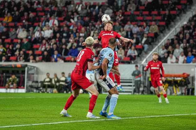 UEFA Europa League: SC Freiburg vs RC Celta Vigo, 09.04.2026 Philipp Treu (SC Freiburg, 29) mit einem Kopfball UEFA Europa League: SC Freiburg vs RC Celta Vigo, Europa-Park-Stadion, 09.04.2026 Copyright: xBEAUTIFULxSPORTS Boscox