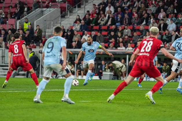 UEFA Europa League: SC Freiburg vs RC Celta Vigo, 09.04.2026 Borja Iglesias (RC Celta Vigo, 7) mit einem Schuss aufs Tor UEFA Europa League: SC Freiburg vs RC Celta Vigo, Europa-Park-Stadion, 09.04.2026 Copyright: xBEAUTIFULxSPORTS Boscox