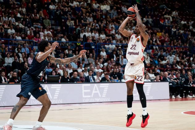 Isiaha Mike (FC Bayern Munich) attempt a three points shot during EA7 Emporio Armani Milano vs Bayern Monaco, Basketball Euroleague match in Assago (MI), Italy, April 09 2026  Copyright: xSaraxAngelica IPAxSportx xipa-agency.netx xx IPA_73853404 IPA_Agency_IPA73853404