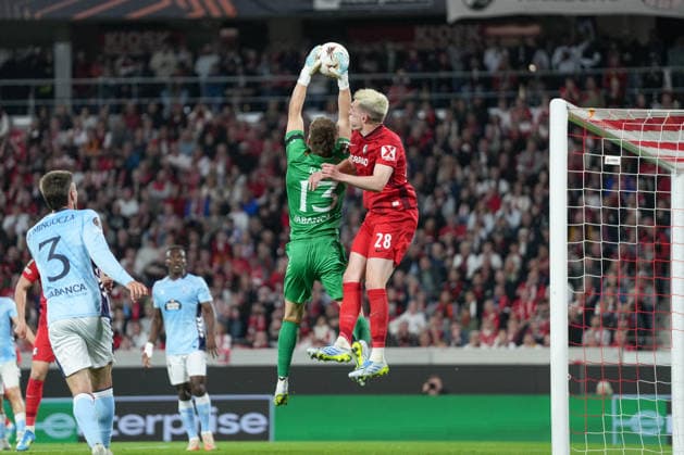 Andrei Radu IonuÈ› Radu (RC Celta de Vigo, 13) im Zweikampf mit Matthias Ginter (SC Freiburg, 28) , Deutschland, Fussball, UEFA Europa League, Viertelfinale, Hinspiel, 2025 2026, SC Freiburg vs. RC Celta de Vigo, 09.04.2026, Europa-Park Stadion, Freiburg, Deutschland Freiburg Europa-Park Stadion Baden-Württemberg Deutschland Copyright: xArnexAmbergx