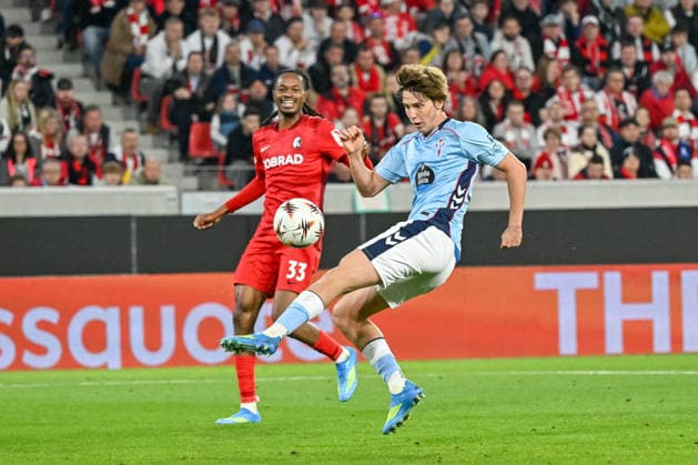 Fer Lopez (Celta Vigo, 30) bei der Ballannahme, dahinter Jordy Makengo (SC Freiburg, 33) GER, SC Freiburg - Celta Vigo, Fussball, Europa League, Viertelfinale, Saison 2025 2026, 09.04.2026 GER, SC Freiburg - Celta Vigo, Fussball, Europa League, Viertelfinale, Saison 2025 2026, 09.04.2026 Freiburg Copyright: xEibner-Pressefoto ThomasxHessx EP_THS