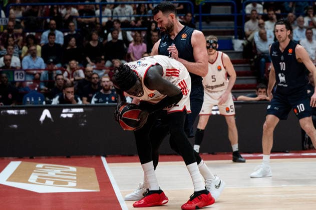 Wenyen Gabriel (FC Bayern Munich) In action against Giampaolo Ricci (Olimpia Milano) during EA7 Emporio Armani Milano vs Bayern Monaco, Basketball Euroleague match in Assago (MI), Italy, April 09 2026  Copyright: xSaraxAngelica IPAxSportx xipa-agency.netx xx IPA_73853422 IPA_Agency_IPA73853422