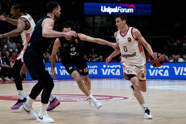 Neno Dimitrijevic (FC Bayern Munich) In action against Leandro Bolmaro (Olimpia Milano) during EA7 Emporio Armani Milano vs Bayern Monaco, Basketball Euroleague match in Assago (MI), Italy, April 09 2026  Copyright: xSaraxAngelica IPAxSportx xipa-agency.netx xx IPA_73853438 IPA_Agency_IPA73853438