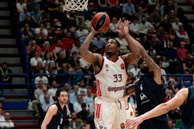 David McCormak (FC Bayern Munich) scores a layup during EA7 Emporio Armani Milano vs Bayern Monaco, Basketball Euroleague match in Assago (MI), Italy, April 09 2026  Copyright: xSaraxAngelica IPAxSportx xipa-agency.netx xx IPA_73853444 IPA_Agency_IPA73853444