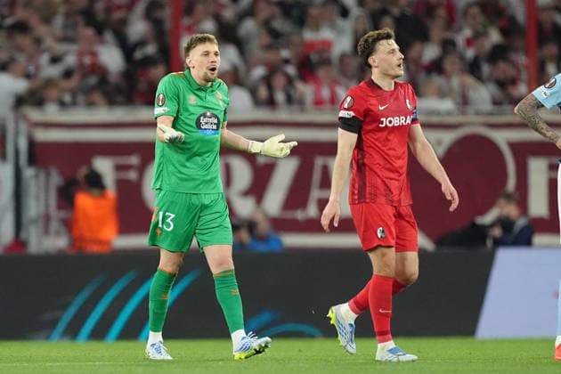 Deutschland: UEFA Europa League Viertelfinale Hinspiel 2025 26, SC Freiburg vs Celta Vigo - Europa-Park-Stadion, Freiburg im Breisgau:Ionut Radu (13 Celta) beklagt sich nach dem 3:0 für SC Freiburg Copyright: xKjetilxWaberx
