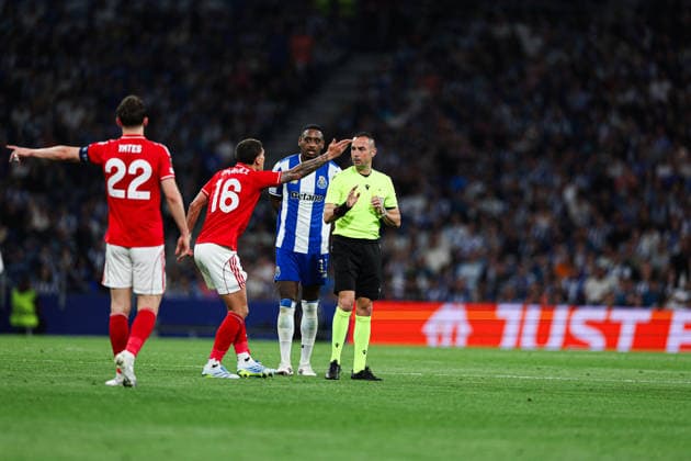 April 9, 2026, Porto, Porto, Portugal: Referee talks with NicoloÂ¡s DomoÂ­nguez of Nottingham Forest in action during UEFA Europa League 2025 26 Quarter-Final Leg One match between Fc Porto and Nottingham Forest at Estadio Dragao on April 09, 2026 in Porto, Portugal Porto Portugal - ZUMAe141 20260409_zsp_e141_138 Copyright: xLuisxEirasx