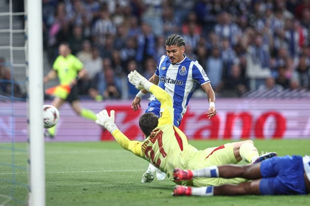 Porto, 09 04 2026 FC Porto hosted Nottingham Forest tonight in the first leg of the 2025 26 UEFA Europa League quarter-finals. William Gomes remata para golo. (Miguel Pereira) NI201221MIGUELPEREIRA5225 Porto Portugal Copyright: xMiguelxPereirax