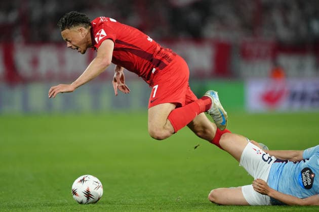 Deutschland: UEFA Europa League Viertelfinale Hinspiel 2025 26, SC Freiburg vs Celta Vigo - Europa-Park-Stadion, Freiburg im Breisgau: Derry Scherhant (7 Freiburg) wird gefoult Copyright: xKjetilxWaberx
