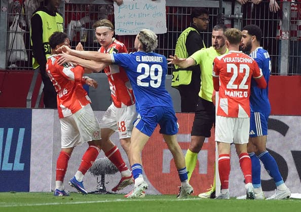 09.04.2026, xhbx, Fussball UEFA Conference League, FSV Mainz 05 - Racing Straßburg v.l. Rudelbildung nach Abpfiff (DFL DFB REGULATIONS PROHIBIT ANY USE OF PHOTOGRAPHS as IMAGE SEQUENCES and or QUASI-VIDEO) Mainz *** 09 04 2026, xhbx, Fußball UEFA Conference League, FSV Mainz 05 Racing Strasbourg v l Rudelbildung nach Abpfiff DFL DFB REGULATIONS PROHIBIT ANY USE OF PHOTOGRAPHS as IMAGE SEQUENCES and or QUASI VIDEO Mainz