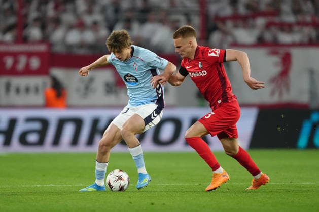 Deutschland: UEFA Europa League Viertelfinale Hinspiel 2025 26, SC Freiburg vs Celta Vigo - Europa-Park-Stadion, Freiburg im Breisgau: Fer Lopez (30 Celta) im Duell mit Philipp Lienhart (3 Freiburg) Copyright: xKjetilxWaberx