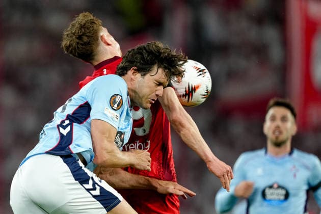 Deutschland: UEFA Europa League Viertelfinale Hinspiel 2025 26, SC Freiburg vs Celta Vigo - Europa-Park-Stadion, Freiburg im Breisgau: Marcos Alonso (20 Celta) im Duell mit Philipp Treu (29 Freiburg) Copyright: xKjetilxWaberx
