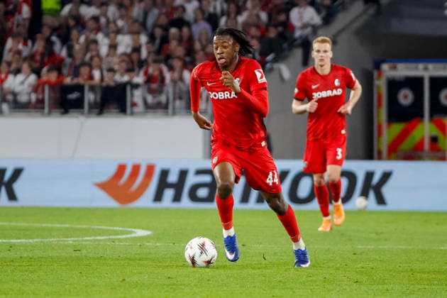 Johan Manzambi (SC Freiburg, 44) am Ball , Deutschland, Fussball, UEFA Europa League, Viertelfinale, 2025 2026, SC Freiburg vs. Celta Vigo, 09.04.2026, Freiburg im Breisgau Europa-Park Stadion (Stadion am Deutschland Copyright: xGrantxHubbsx
