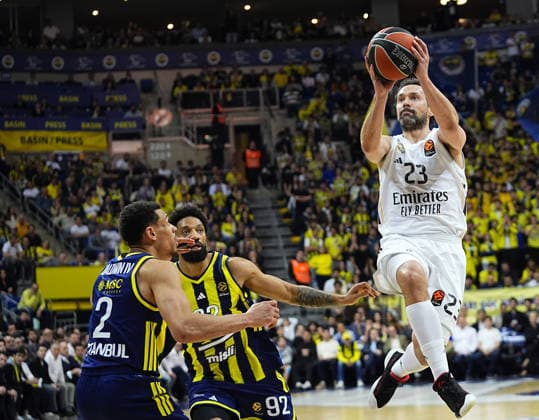 Fenerbahce Beko v Real Madrid - EuroLeague ISTANBUL, TURKIYE - APRIL 9: Khem Birch (92) of Fenerbahce Beko in action against Sergio Llull (23) of Real Madrid during EuroLeague week 37 basketball match between Fenerbahce Beko and Real Madrid at Ulker Sports and Event Hall in Istanbul, Turkiye on April 9, 2026. Esra Bilgin Anadolu Istanbul Turkey. Editorial use only. Please get in touch for any other usage.  Copyright: x2026xAnadoluxEsraxBilginx