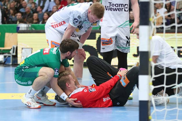 Handball DAIKIN HBL, SC DHfK Leipzig - FRISCH AUF! Göppingen; 09.04.2026 Torwart Kristian Saeveras (12, Frisch Auf Göppingen) musste behandelt werden, Lukas Binder (11, SC DHfK Leipzig) kümmert sich um seinen Ex-Kollegen. Handball, DAIKIN HBL, 1. Bundesliga, Saison 2025 2026, 28. Spieltag: SC DHfK Leipzig vs. FRISCH AUF! Göppingen am 09.04.2026 in der Quarterback Immobilien Arena Leipzig. Copyright: xBEAUTIFULxSPORTS JanxKaeferx