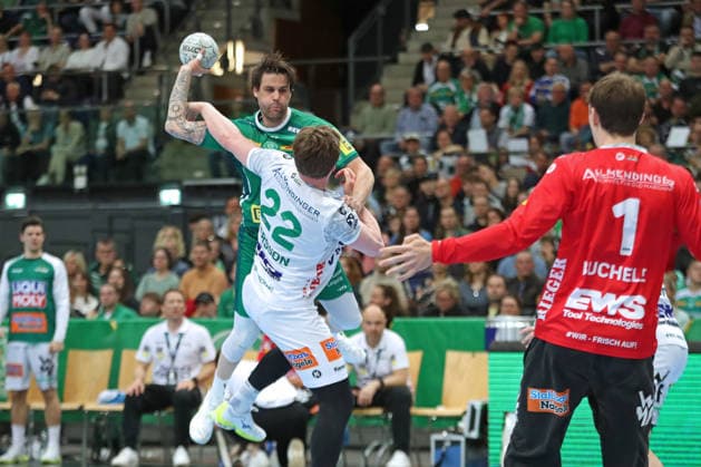 Handball DAIKIN HBL, SC DHfK Leipzig - FRISCH AUF! Göppingen; 09.04.2026 Dean Bombac (67, SC DHfK Leipzig) muss sich gegen Erik Persson (22, Frisch Auf Göppingen) durchsetzen. Handball, DAIKIN HBL, 1. Bundesliga, Saison 2025 2026, 28. Spieltag: SC DHfK Leipzig vs. FRISCH AUF! Göppingen am 09.04.2026 in der Quarterback Immobilien Arena Leipzig. Copyright: xBEAUTIFULxSPORTS JanxKaeferx