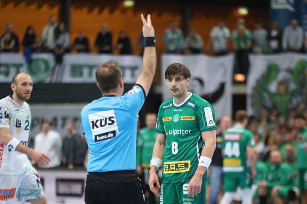 Handball DAIKIN HBL, SC DHfK Leipzig - FRISCH AUF! Göppingen; 09.04.2026 Zwei-Minuten-Strafe, Zeitstrafe gegen Lucas Krzikalla (8, SC DHfK Leipzig). Handball, DAIKIN HBL, 1. Bundesliga, Saison 2025 2026, 28. Spieltag: SC DHfK Leipzig vs. FRISCH AUF! Göppingen am 09.04.2026 in der Quarterback Immobilien Arena Leipzig. *** Handball DAIKIN HBL, SC DHfK Leipzig FRISCH AUF Göppingen 09 04 2026 Two-minute penalty, time penalty against Lucas Krzikalla 8, SC DHfK Leipzig Handball, DAIKIN HBL, 1 Bundesliga, Season 2025 2026, 28 Matchday SC DHfK Leipzig vs FRISCH AUF Göppingen on 09 04 2026 at Quarterback Immobilien Arena Leipzig Copyright: xBEAUTIFULxSPORTS JanxKaeferx