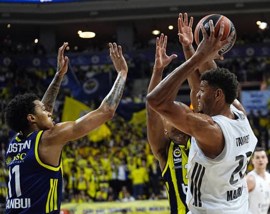 Fenerbahce Beko v Real Madrid - EuroLeague ISTANBUL, TURKIYE - APRIL 9: Brandon Boston (11) of Fenerbahce Beko in action against Edy Tavares (22) of Real Madrid during EuroLeague week 37 basketball match between Fenerbahce Beko and Real Madrid at Ulker Sports and Event Hall in Istanbul, Turkiye on April 9, 2026. Esra Bilgin Anadolu Istanbul Turkey. Editorial use only. Please get in touch for any other usage.  Copyright: x2026xAnadoluxEsraxBilginx