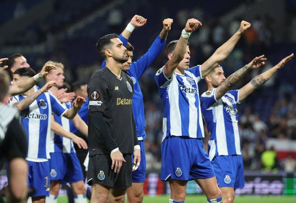 POR: Porto v Nottingham Forest, Europa League, 9 April 2026 Diogo Costa of FC Porto and Jan Bednarek of FC Porto salute at your fans after the UEFA Europe League,Quartet finals 1st leg between Porto FC and Nottingham Forest FC at Stadium of Dragao on April 9,2026 in Porto (Portugal) (Photo by Luis de la Mata SportPix Sipa USA) Porto As Antas Porto Portugal Copyright: xLuisxdexlaxMatax xsportPix.org.ux