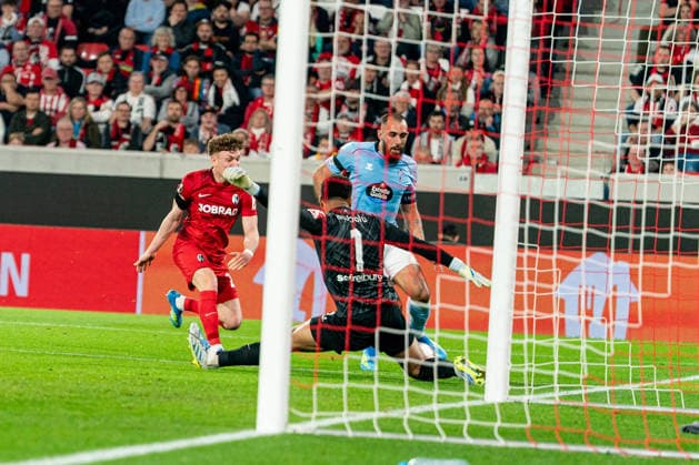 09.04.2026, xdaymx, Fussball UEFA Europa League, SC Freiburg - Celta Vigo vl. Großchance von Borja Iglesias, die von Noah Atubolu gehalten wird (DFL DFB REGULATIONS PROHIBIT ANY USE OF PHOTOGRAPHS as IMAGE SEQUENCES and or QUASI-VIDEO) Freiburg
