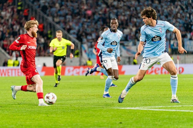 09.04.2026, xdaymx, Fussball UEFA Europa League, SC Freiburg - Celta Vigo vl. Jan-Niklas Beste und Fer Lopez im Dribbling (DFL DFB REGULATIONS PROHIBIT ANY USE OF PHOTOGRAPHS as IMAGE SEQUENCES and or QUASI-VIDEO) Freiburg