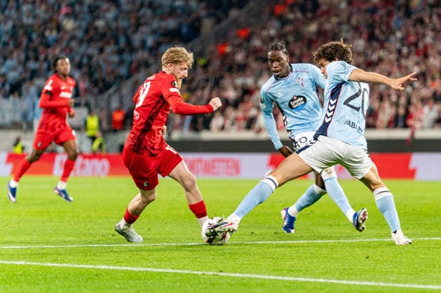 09.04.2026, xdaymx, Fussball UEFA Europa League, SC Freiburg - Celta Vigo vl. Jan-Niklas Beste und Fer Lopez im Dribbling (DFL DFB REGULATIONS PROHIBIT ANY USE OF PHOTOGRAPHS as IMAGE SEQUENCES and or QUASI-VIDEO) Freiburg