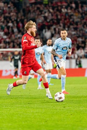 09.04.2026, xdaymx, Fussball UEFA Europa League, SC Freiburg - Celta Vigo Jan-Niklas Beste im Dribbling (DFL DFB REGULATIONS PROHIBIT ANY USE OF PHOTOGRAPHS as IMAGE SEQUENCES and or QUASI-VIDEO) Freiburg