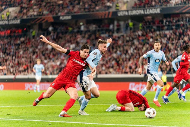09.04.2026, xdaymx, Fussball UEFA Europa League, SC Freiburg - Celta Vigo vl. Igor Matanovic setzt sich gegen Oscar Mingueza durch, im Hintergrund liegt Jan-Niklas Beste nach einem Foul, für das es keinen Elfmeter gab (DFL DFB REGULATIONS PROHIBIT ANY USE OF PHOTOGRAPHS as IMAGE SEQUENCES and or QUASI-VIDEO) Freiburg