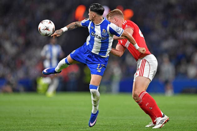 RECORD DATE NOT STATED 9th April 2026; Estadio do Dragao, Porto, Portugal, UEFA Europa League Football, Porto versus Nottingham Forest; Borja Sainz of FC Porto battles for possession ball with Morato of Nottingham Forest FC DanielxCastro DiaEsportivo