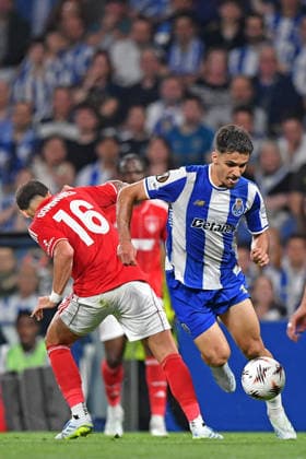 RECORD DATE NOT STATED Porto, Portugal, 09th April, 2026. Dragao Stadium, UEFA Europa League 2025-2026, FC Porto versus Nottingham Forest FC; Gabri Veiga of FC Porto battles for possession ball with Nicolas Dominguez of Nottingham Forest FC, during a match between Fc Porto and Nottingham Forest FC for the first leg of quarter finals of UEFA Europa League 2025 2026 at Dragao Stadium in Porto on April 09, 2026. DanielxCastro DiaEsportivo