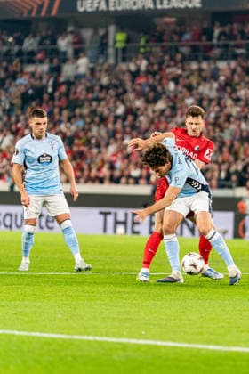 09.04.2026, xdaymx, Fussball UEFA Europa League, SC Freiburg - Celta Vigo vl. Philipp Lienhart und Marcos Alonso im Zweikampf (DFL DFB REGULATIONS PROHIBIT ANY USE OF PHOTOGRAPHS as IMAGE SEQUENCES and or QUASI-VIDEO) Freiburg