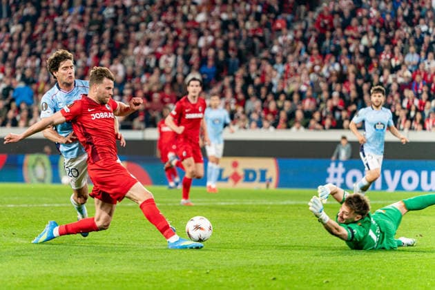 09.04.2026, xdaymx, Fussball UEFA Europa League, SC Freiburg - Celta Vigo vl. Lucas Höler mit einer Großchance, die fast zum 4:0 gefeführt hat, jedoch stark gehalten von Ionut Radu(DFL DFB REGULATIONS PROHIBIT ANY USE OF PHOTOGRAPHS as IMAGE SEQUENCES and or QUASI-VIDEO) Freiburg