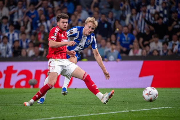 FC Porto V Nottingham Forest FC - UEFA Europa League 2025 26 Quarter-Final First Leg Victor Froholdt of FC Porto is seen in action during the UEFA Europa League 2025 26 Quarter-Final Leg One match between FC Porto and Nottingham Forest FC at Estadio do Dragao in Porto, Portugal, on April 9, 2026. Porto Porto Portugal  Copyright: xMiguelxLemosx originalFilename:lemos-fcportox260409_npCUn.jpg