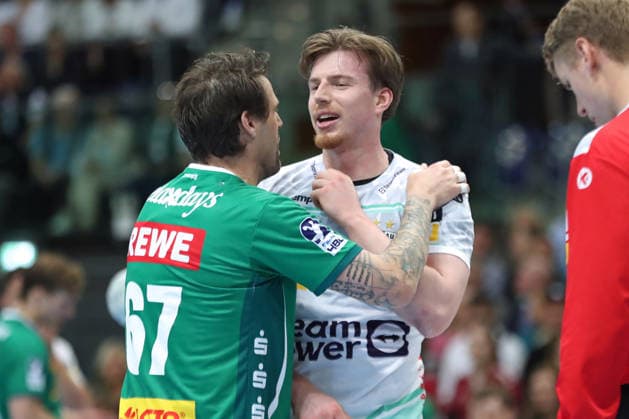 Handball DAIKIN HBL, SC DHfK Leipzig - FRISCH AUF! Göppingen; 09.04.2026 Erik Persson (22, Frisch Auf Göppingen) mit Dean Bombac (67, SC DHfK Leipzig). Handball, DAIKIN HBL, 1. Bundesliga, Saison 2025 2026, 28. Spieltag: SC DHfK Leipzig vs. FRISCH AUF! Göppingen am 09.04.2026 in der Quarterback Immobilien Arena Leipzig. Copyright: xBEAUTIFULxSPORTS JanxKaeferx