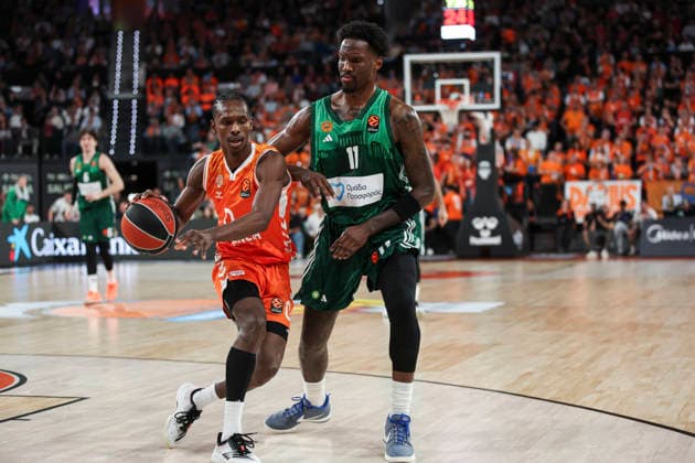 April 9, 2026, Valencia, Valencia, Spain: Brancou Badio of Valencia Basket and Nigel Hayes-Davis of Panathinaikos Aktor Athens in action during the Turkish Airlines EuroLeague Regular Season Round 37 match between Valencia Basket and Panathinaikos Aktor Athens at Roig Arena on April 09, 2026, in Valencia, Spain. Valencia Basket V Panathinaikos Aktor Athens - Turkish Airlines EuroLeague  - ZUMAa181 20260409_zaa_a181_362 Copyright: xIrinaxR.xHipolitox