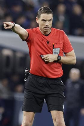 CALCIO - UEFA Europa League - Bologna FC vs Aston Villa FC Swiss referee Sandro Scharer gesticulate during UEFA Europa League quarter-final first leg Bologna vs Aston Villa Football Club at Renato Dall Ara Stadium on April 09, 2026, Bologna. Bologna Italy  Copyright: xIPAxSport ABACAx