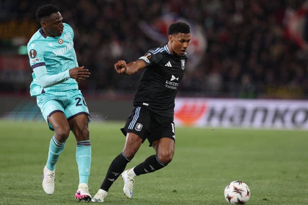 CALCIO - UEFA Europa League - Bologna FC vs Aston Villa FC Bologna, Italy - April 9, 2026: Jhon Lucumi (Centre-back) of Bologna FC 1909, Ollie Watkins (Forward) of Aston Villa seen in action during the UEFA Europe League 2025 2026, Round of 8 first leg, between Bologna FC 1909 vs Aston Villa FC at Renato Dall Ara in Bologna Bologna Italy  Copyright: xIPAxSport ABACAx