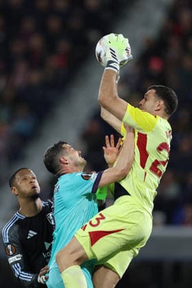 April 9, 2026, Bologna, Emilia Romagna, Italy: Emiliano MartoÂ­nez of Aston Villa and Remo Freuler of Bologna during the UEFA Europa League 2025 26 Quarter-Final Leg One match between Bologna FC 1909 and Aston Villa FC at Stadio Renato Dall Ara on April 9, 2026 in Bologna, Italy Bologna Italy - ZUMAl131 20260409_zsp_l131_042 Copyright: xCiroxDexLucax